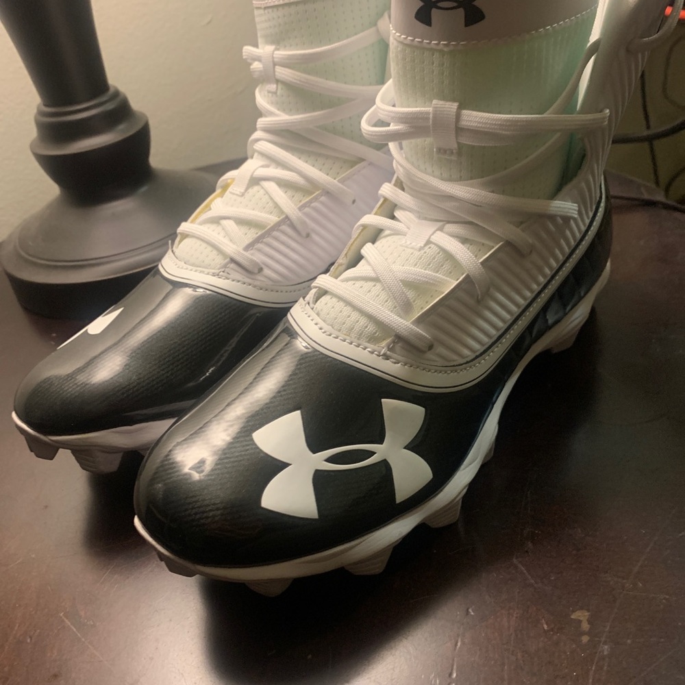 Under Armour football cleats size 8.5, color is black and white